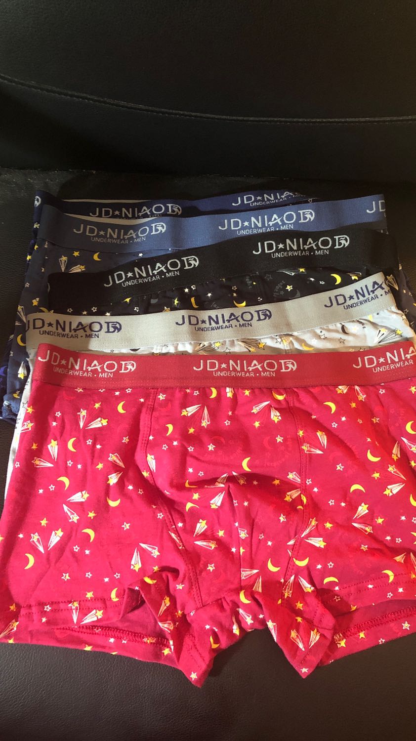 Shop giao hàng khác mẫu trên hình. Mẫu này cũng dễ thương nên thôi mình lấy luôn. Gia công có một số chỗ bị lỗi nhưng tiền nào của nấy, cũng chấp nhận được.