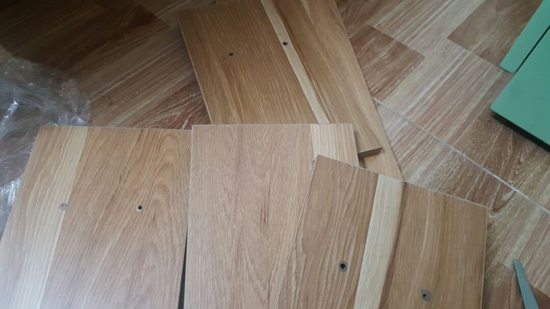 quá tệ. hình ảnh nhà bán hàng và hàng khi nhận đc khác xa nhau. hình bán thì 6 tấm, mà nhận chỉ đc 5 tấm. lỗ khoan to chà bá, kg kèm vít. chả hiểu thế nào.