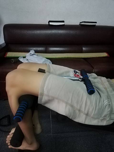 Đóng gói giao hàng cực nhanh . giá cả phù hợp. Sản phẩm hoàn thiện tốt. Nhưng thiết kế sản phẩm cực tệ và bất hợp lí . 
1. Nệm được bắt vào thân ghế bằng pat sắt bé tí mỏng manh. Chịu lực 120 kí là nằm yên. Chứ nhúc nhích tôi nghĩ không được bền lắm.
2. Dây cao su kéo tay chắc dành cho em bé 2 tuổi kéo vì quá nhỏ như đồ chơi vậy.
3. Lò xo kéo tay rất tuyệt nhưng kéo xong không biết xếp vào đâu khi chơi động tác khác, đành để nó cọ vào chim vậy. 
4. Khi chống đẩy phía trước rất dễ đập mặt vào thanh sắt vì nhô lên quá cao. Nên cắt bớt hoặc lót nệm cho an toàn.