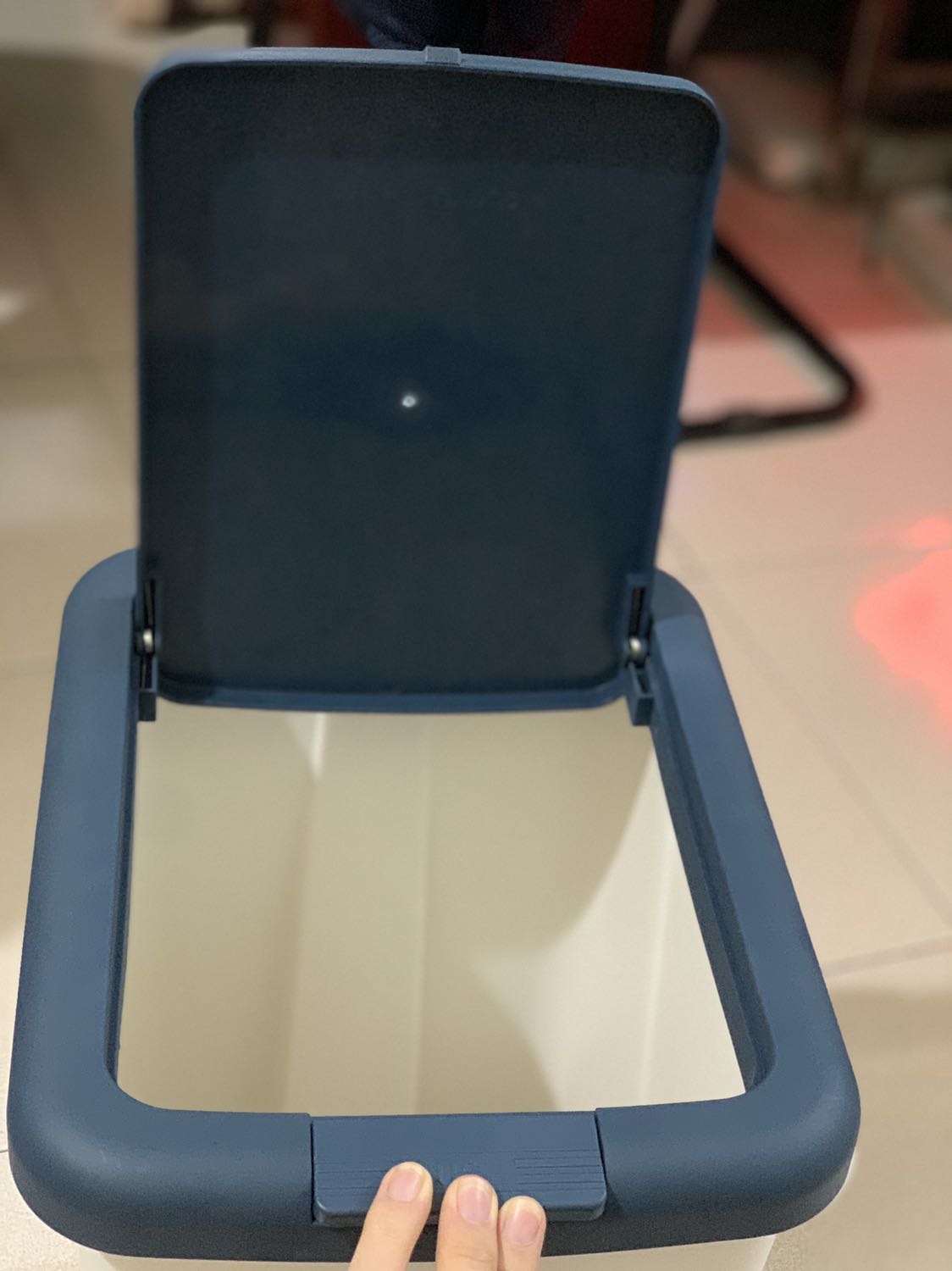 Sản phẩm tốt, rất to đẹp, thiết kế đơn giản mà sang, thùng chỉ có kẹp để kẹp túi đựng rác chứ không có thùng nhỏ bên trong. Nhựa rất mịn, không có mùi độc hại. Mình rất ưng ý