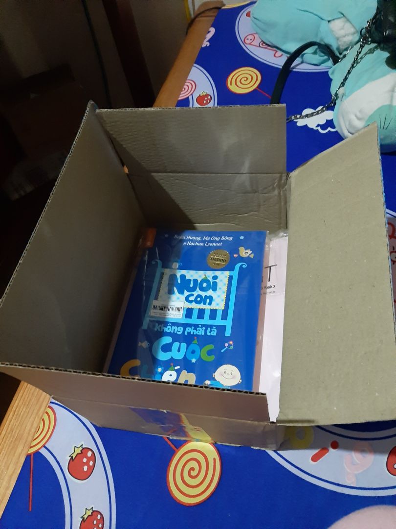 sách đẹp. chữ in tốt. nét. đóng gói tốt
lần đầu mua trên tiki nhưng thái độ nhân viên giao hàng cảm thấy ko hài lòng. thanh toán trước rồi mới được xem hàng. may mà hàng ưng ý.