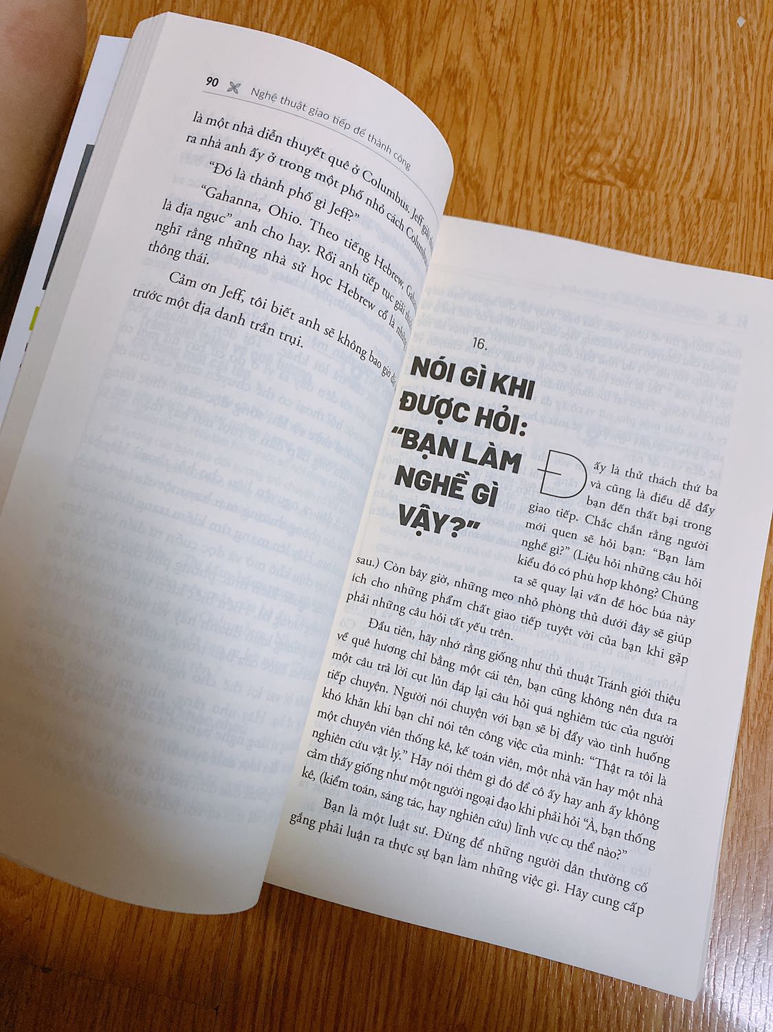Lần đầu mua sách trên Tiki và cũng là lần đầu sử dụng Tiki luôn. Đóng gói không có bọc chống sốc may là sách vẫn đẹp nguyên, chắc do vận chuyển trong thành phố. Mình mới thích đọc sách gần đây nên đọc cmt nhiều mới chọn cuốn này. Đoạn đầu hơi khó hiểu(kiểu khó hình dung để áp dụng) nhưng về sau hay cực. Mình học được rất nhiều điều từ quyển này.