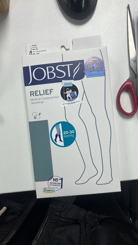 Mình đi tất rồi mới đọc hướng dẫn sử dụng, trong đó ghi hướng dẫn đi tất đúng cách :D. Tất đeo áp lực nha. Mình mua cho mẹ.