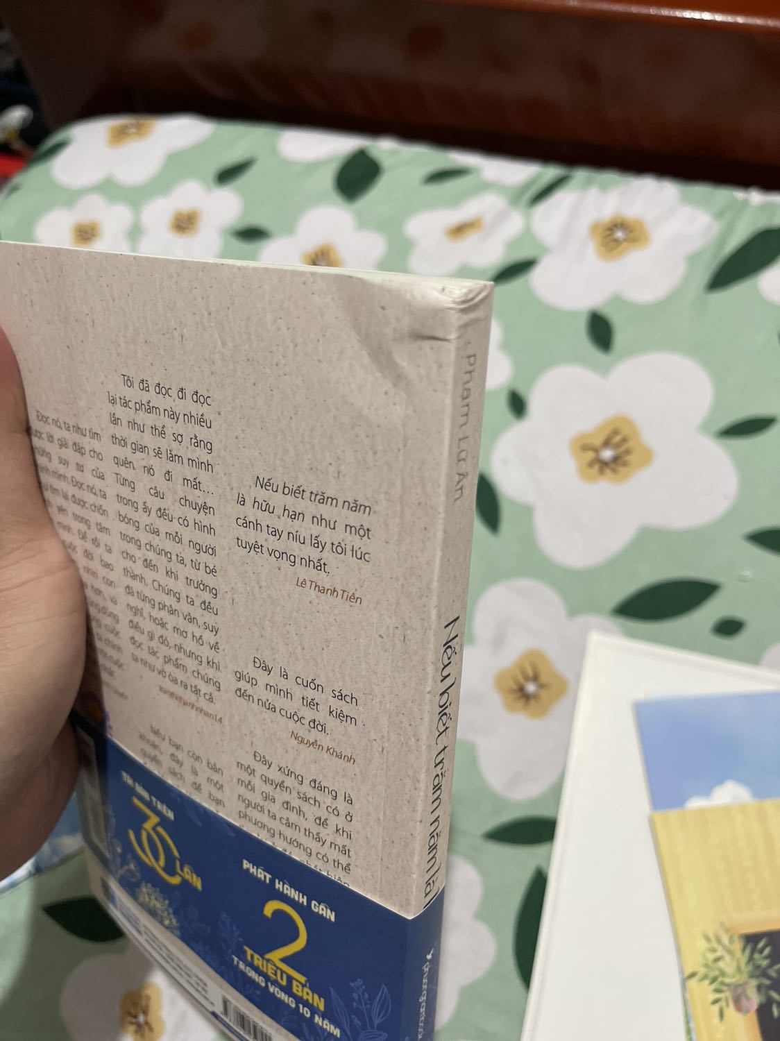 Vải mè caro: Vải mè caro có các đường rãnh nhỏ trên vải là hình caro, vải bền, thoáng mát và thoải mái khi mặc nên rất được ưa chuộng để may  quần áo đá bóng, áo khoác chống nắng