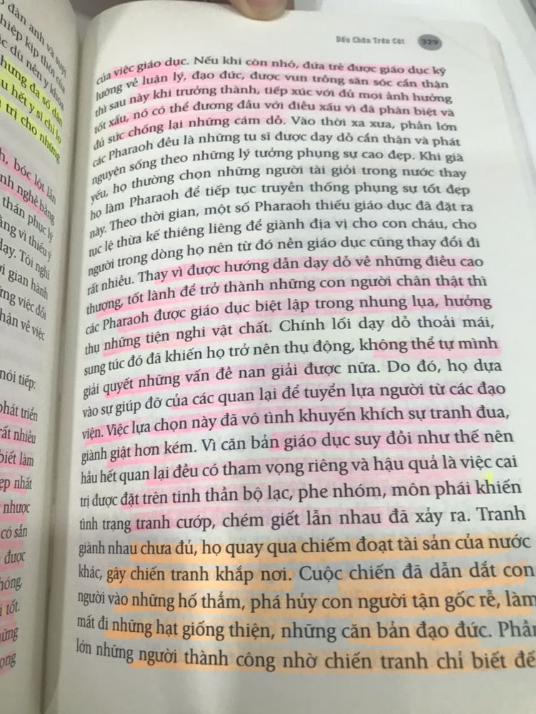 Đây là 1 trong những cuốn sách rất nên đọc của tác giả Nguyên Phong. Nội dung chính nói về 1 vị Pharaoh đã cố gắng thay đổi, sửa chữa cách thức trị vị của các vị vua trước bằng cách quay về bên trong, tự hiểu chính mình, không mê tín, lễ bái thần linh mà hướng về trí tuệ và tình yêu thương, chân thiện mỹ. Cách sống tốt đẹp hơn cho toàn dân, ngưng chiến tranh và nên dừng tranh quyền đoạt lợi. Ông đã sắp xếp để có người học những kiến thức hữu ích để dạy lại cho đời sau. Có 1 câu cuối rất hay " cũng như những vết chân trên cát chỉ tồn tại thoáng giây rồi phai mờ.." đời người những huyễn mộng, tỉnh giấc rồi những gì quan trọng hôm nay không thể mang theo dù là 1 sợi tóc.. những điều tuyệt vời trong một cuốn sách!!