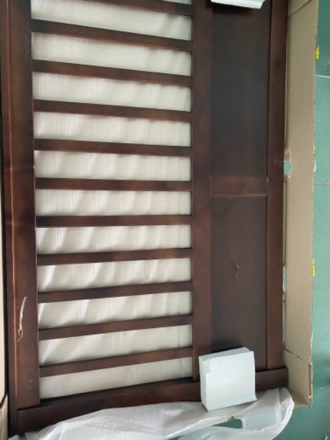 Giao hàng bị hư vài chỗ 
Đồ lắp ráp và vít bị thiếu
Không có hướng dẫn lắp ráp ngăn kéo
Giường cũng khá cứng cáp. Lắp thêm thang giường/ tấm ván làm thang giường thì người 60kg vẫn nằm okie. 
Gỗ làm từ mạt cưa ép nên chỉ vặn vít quá tay sẽ hư ren ngay. Phù hợp với giá tiền.