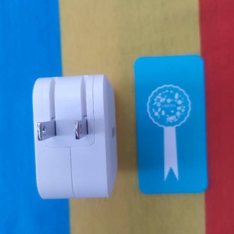 Lần đầu mua hàng Choetech, sau 1 ngày dùng  thì cảm nhận ban đầu của mình sản phẩm khá là ok so với tầm giá, mẫu mã đẹp  chắc chắn, sạc nhanh, chân sạc rất tiên lợi có thể gấp gọn lại, sản phẩm được bảo hành 18 tháng 1 đổi 1 nên cũng yên tâm