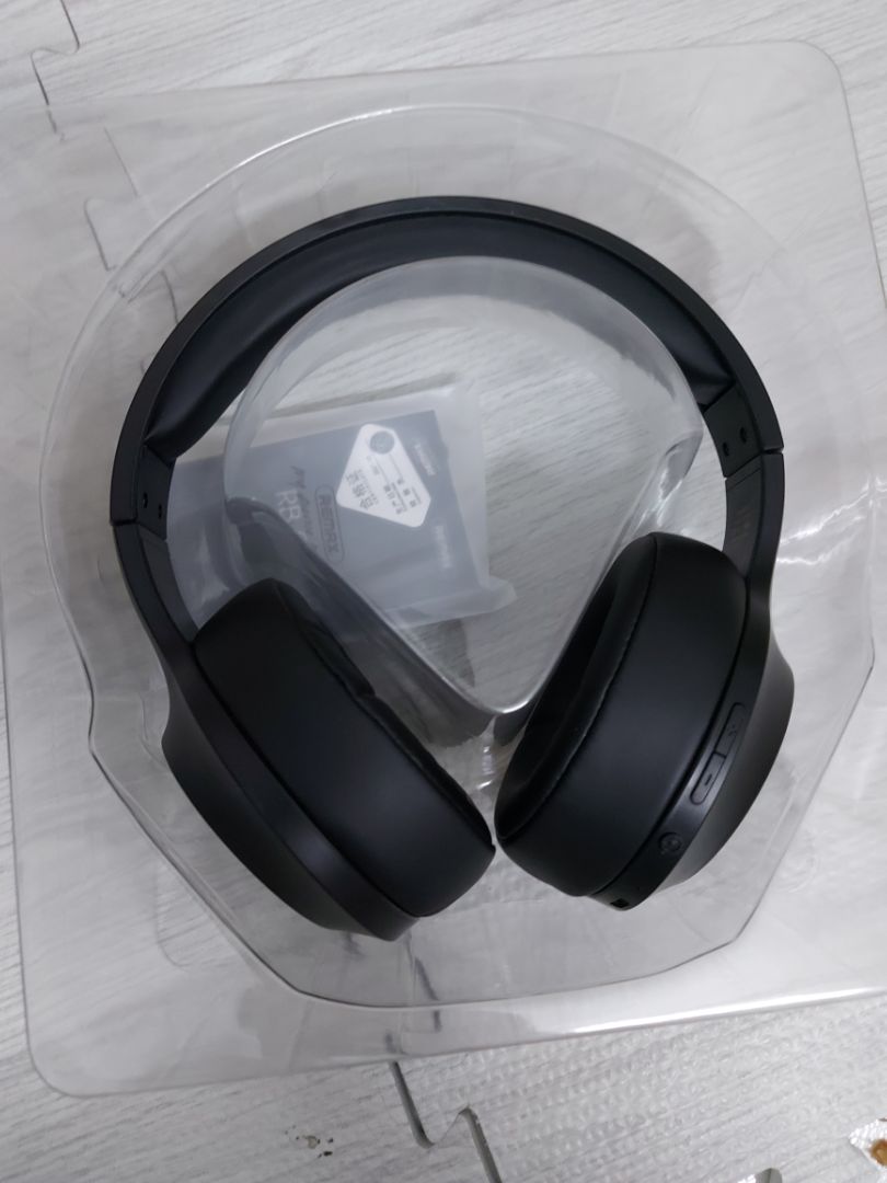 Đóng gói tốt, hàng đầy đủ linh phụ kiện. Tai nghe hơi hướng thiên về bass. Pin tương đối lâu. Nhược điểm là đeo lâu hơi hầm và đau tai. Với tầm giá dưới 700k thì tương đối hài lòng.