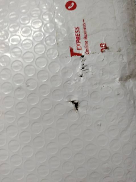 Tiki đóng gói sơ sài, 3 quyển sách mà lại bọc trong 1 lớp túi chống sốc. Đầu 1 quyển bị mài đúng cái chỗ túi thủng. Tuy nhiên nội dung sách thì quá hay, tác giả và người dịch khiến chủ đề triết học trở nên thú vị, hấp dẫn.