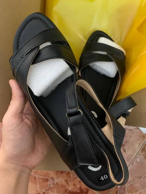 Giày đẹp đúng hình nhưng SIZE KHÔNG ĐÚNG. Chọn mua size 40 cho bà nội nhưng về mang thử thì chỉ vừa chân 39 ( vừa khít sát ko dư luôn ). Chưa mang đi thử nhưng có vẻ đế trơn, có thể đi sẽ dễ vấp té.

Nói chung tốn tiền :(