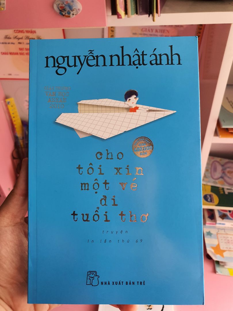 Sách mới tinh, ko bị móp méo gì hết. Mình mua gói Tikinow nên giao thần tốc luôn nha. Có tặng cuốn sổ, mà nó nhỏ và mỏng à.
