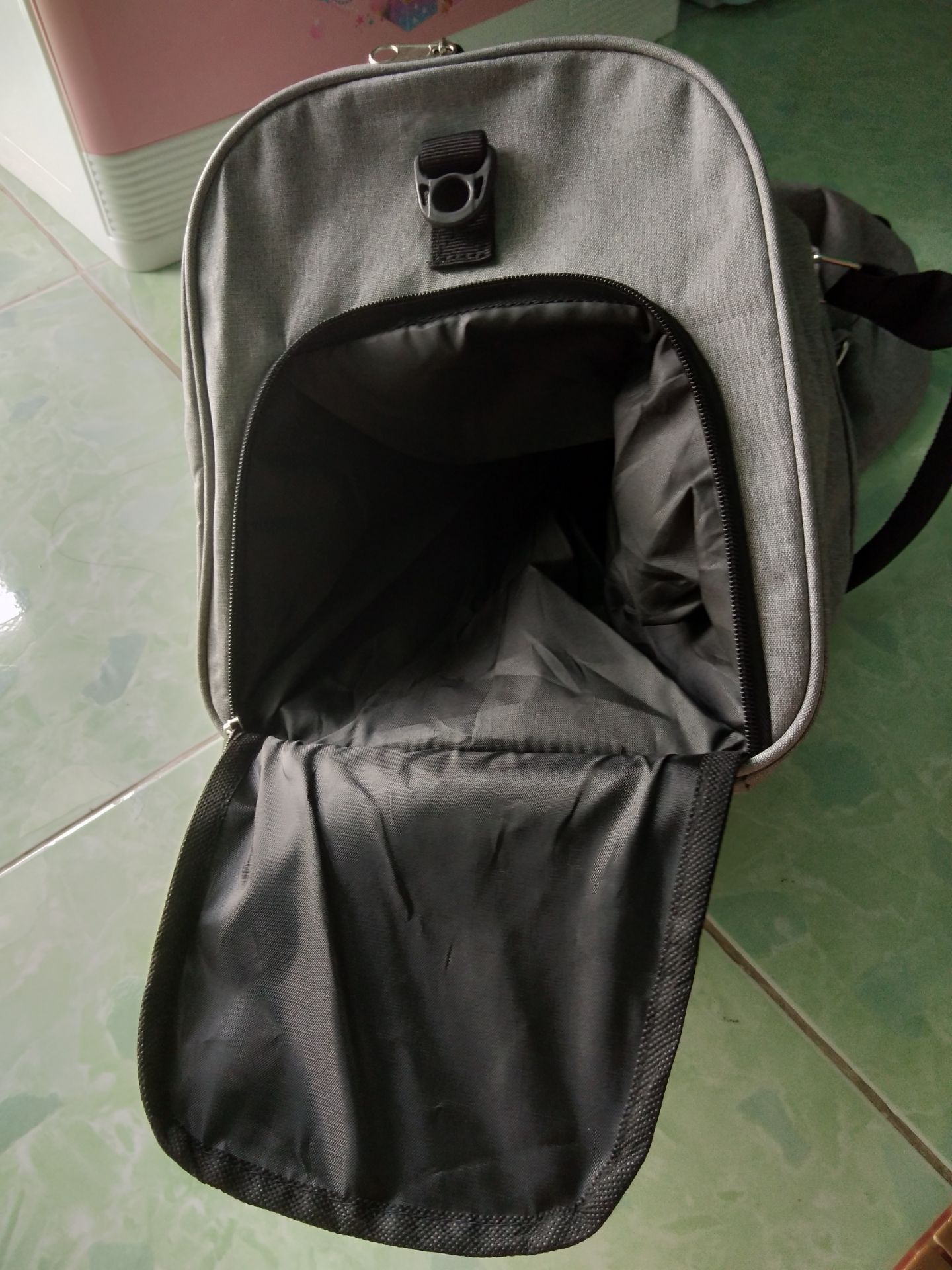 Tiki giao hàng nhanh, đóng gói cẩn thận. Anh shipper thân thiện, lịch sự. 
Túi xách đẹp, có ngăn để giày, như hình. Bên trong túi có 1 ngăn chính, 2 ngăn nhỏ đựng giấy tờ, vật linh tinh. Bên ngoài, bên trái có 1 ngăn nhỏ, bên phải là ngăn đựng giày. So với giá 89k là rất ổn.