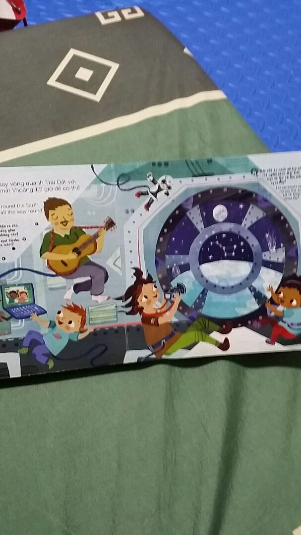 sách tương tác cực mạnh kết hợp với chủ đề mới lạ khiến bé rất thích thú