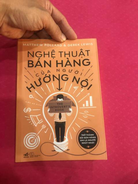 Trước khi đọc cuốn sách này, có lẽ bạn nên tìm hiểu mình là người hướng nội hay hướng ngoại, và cũng để biết người hướng nội là người như thế nào. Cuốn sách nói về 7 bước bán hàng, dù là hướng nào thì trong sale cũng sẽ áp dụng nó, nhưng có lẽ hướng nội thì phát huy mạnh mẽ hơn. Sách có nhiều ví dụ, nên khá dễ hiểu và dễ áp dụng