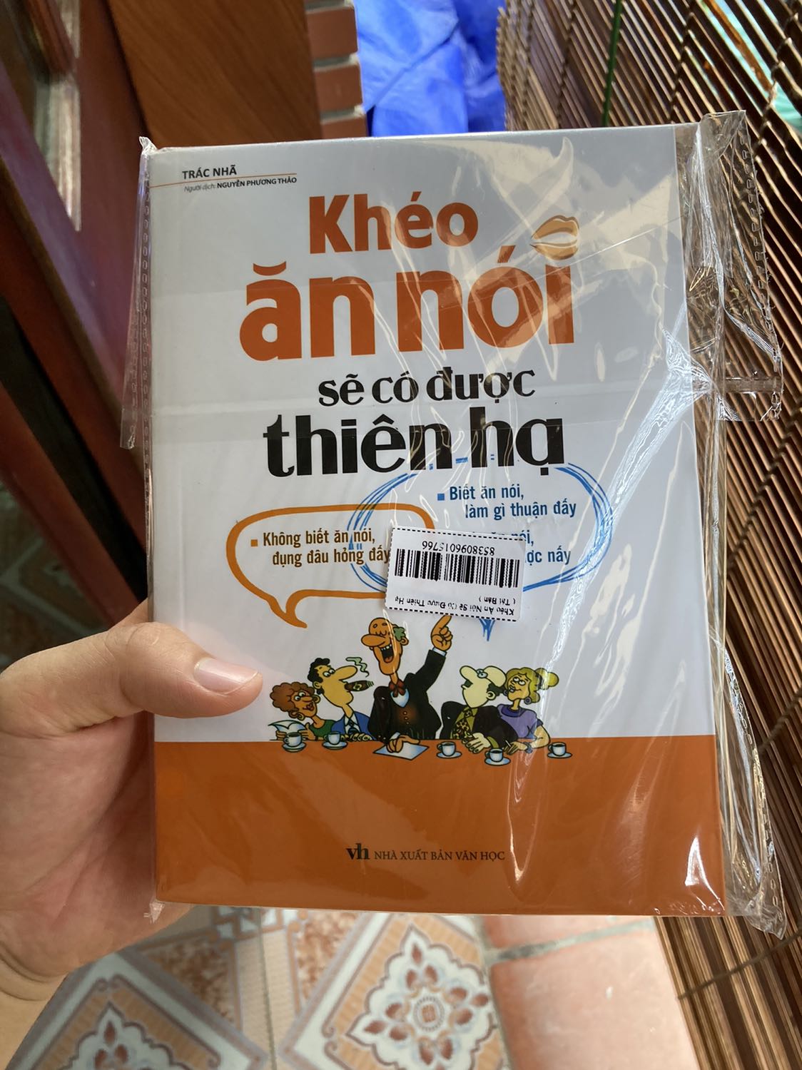 Sách dày dặn , cầm nặng tay. Tuy nhiên hộp đựng sách bên ngoài móp méo được dán băng dính sơ sài. Có hiện tượng ném vứt , sách có vết bẩn nhẹ và khi bỏ sách từ trong nilon ra. Có cảm giác vẫn hơi sạn của bụi.