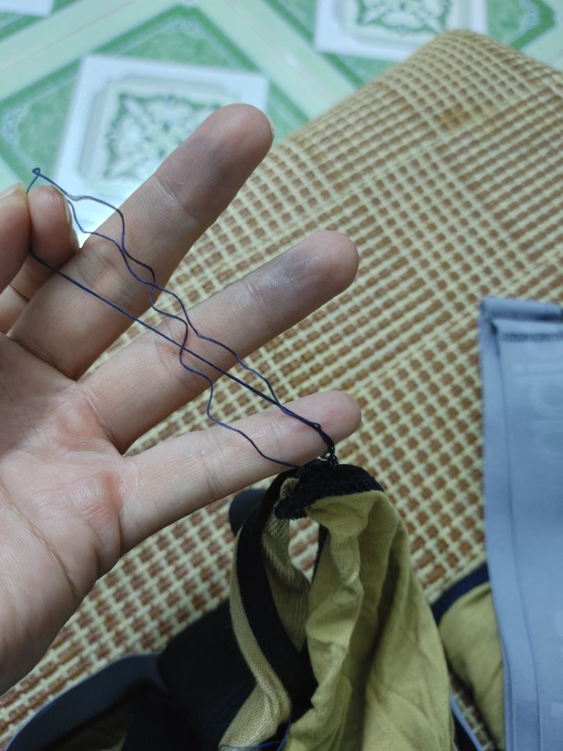 sao quần trên mạng 1 kiểu còn khi giao là 1 kiểu khác vậy. màu xấu ko thể tả được.  quần mua không cắt chỉ. rất tệ.rất xấu.nếu cho kiểm hàng thì tui đã không nhận hàng.