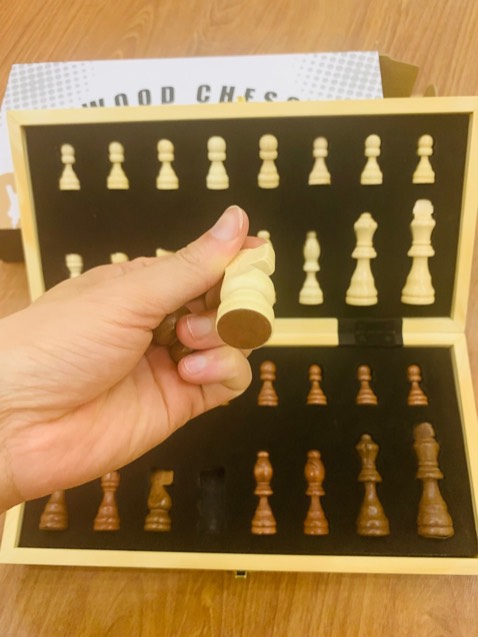 Hàng giao rất nhanh. Cờ đẹp, độ bám nam châm hơi lỏng 1 chút nhưng nhìn rất chắc chắn, gỗ tự nhiên thơm mùi gỗ thôngz có 2 màu cờ nên nhìn sang các bạn nha. T mua bộ trung trung thôi. Lần sau mua bộ to cho thích, nói chung tiền naod của đấy. Cungz rẻ hơn chỗ khác xíu xíu hihi. Cho 9.5đ nha, đặc biệt shop đóng rất kỹ, nên va đập thoải mái, có điều hơi ảnh hưởng môi trường chút. Nhưng mình tận dụng cái lót hộp thoải mái!