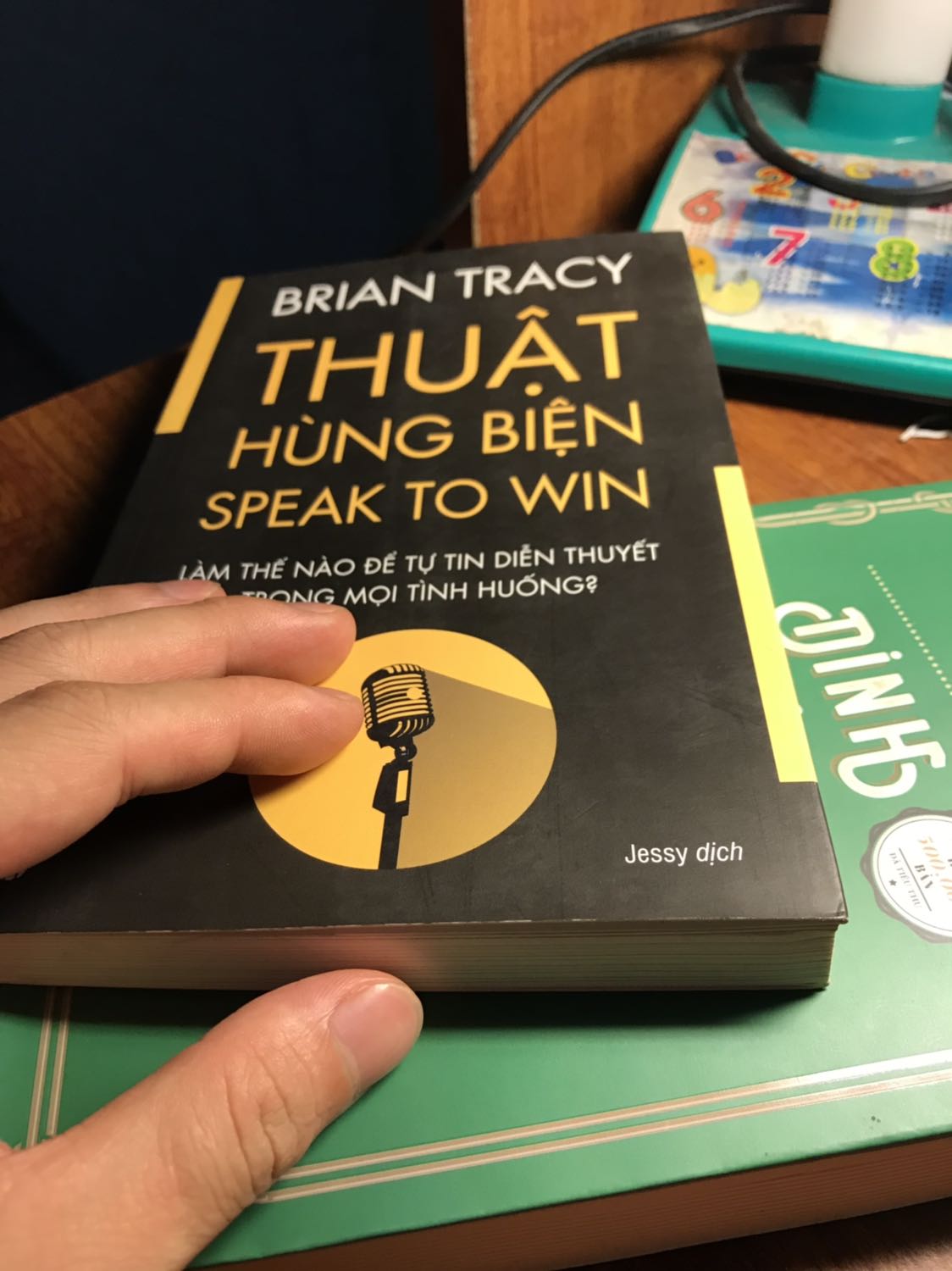 Shop bán sách cũ mà giá sách mới, nói tóm lại là không uy tín, đăng lên đây để mn biết mà tránh, k xứng với giá tiền, thay đổi cách bán hàng đi nhé.