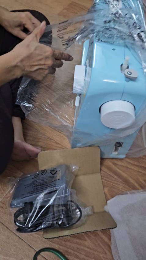 Đóng gói siêu cẩn thận. Máy nhỏ gọn nhưng chắc chắn. Mình ko dùng mà chỉ mua cho mẹ thôi. Bán cái máy may to rồi mua cái này quả là hợp lý. Mẹ mình thích lắm, tha hồ sửa đồ. Có mã qr và clip hướng dẫn, tuy bằng tiếng anh nhưng hình ảnh dễ hiểu, trực quan, mẹ mình vẫn biết và xài đc.