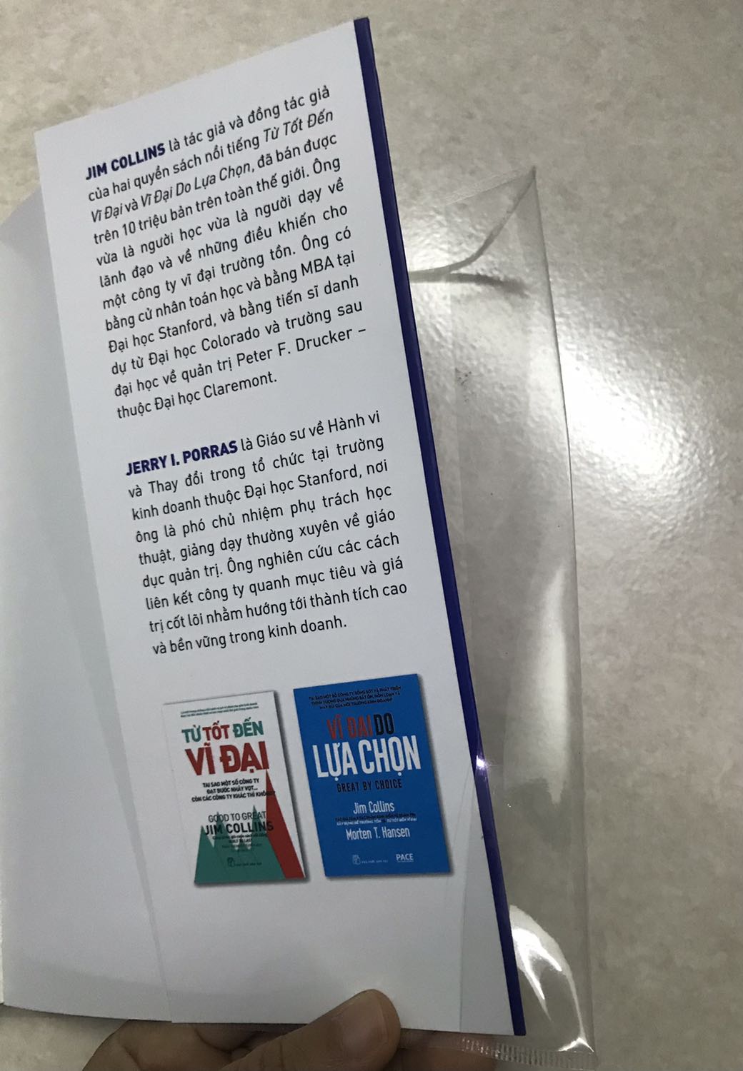 Lần này Tiki bọc sách hơi dối, phần giữ sách rất ngắn so với các quyển sách từ các đơn hàng trước, nên rất dễ bị bung! Đây là hình ảnh so sánh giữa đơn hàng hồi trước và đơn hàng mới đây! Hy vọng sắp tới Tiki cải thiện lại chất lượng bọc sách như ban đầu!
