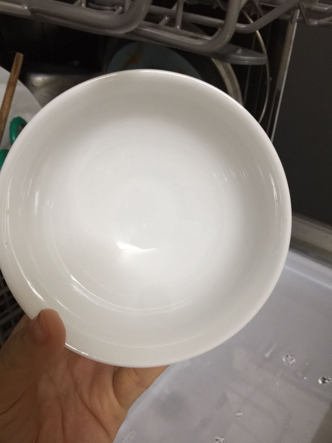 Lúc đọc bình luận của mọi người về dịch vụ lắp đặt, về các vấn đề hoạt động của máy em cũng hồi hộp lắm, nhưng máy giá tốt và vẫn có rất nhiều đánh giá 5* nên em vẫn quyết mua. Dịch vụ lắp đặt rất ok và bạn nhân viên rất nhiệt tình. Nhà em phải khoan đục lắp ống nên thêm tiền thì bạn nhân viên cũng báo trước. Em đã dùng 2 ngày và rất hài lòng. Đây là 2 mẻ của nhà em. 
- Hôm đầu, em rửa ít, dùng chế độ ECO 3.5 tiếng
- Hôm sau, mẹ em bảo thử chế độ QUICK 30 phút xem sao. Mặc dù nhà em dồn bát 2 hôm (khay dưới bên ngoài là đĩa thìa đũa, bên trong là 3 cái nồi rất rất to). Em bấm bụng bảo ko sạch thì rửa chế độ khác. Thế mà vẫn sạch bong sáng bóng ạ