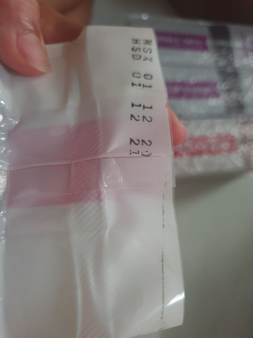 giao nhanh, đóng gói cẩn thận, mình mua 4kg, 2 kg đỏ, 2kg tím mà màu đỏ giao NSX cách đây gần nửa năm, nhưng cũng ok, chưa nấu nên chưa cảm nhận ntn