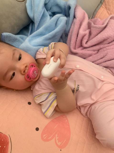 Sáng giờ lên tiki mò hoài mới ra em này, nói thiệt nha: ưng ẻm quá trời luôn! 
- Vừa tai! Đủ các nút cho các lỗ tai các chế từ to đến nhỏ.
- Âm thanh êm! Sóng đều, không bị mất sóng như các hãng khác.
- Kiểu dáng nhỏ gọn! Cái này mình thích nè😘
- Cảm ứng nhạy! 
- Giao hàng nhanh *** đạn! 
- Bọc hàng bên tiki thì khỏi chê rồi, bọc kĩ quá! Tháo mắc mệt luôn! Hihi nhưng mà thích😊
- Mua hàng chính hãng  nên an tâm dã man.
* Nói chung thích em này quá nên review kĩ kĩ cho các bạn nào đang có ý định mua nè! Nên mua nhé! 👍🏽👍🏽