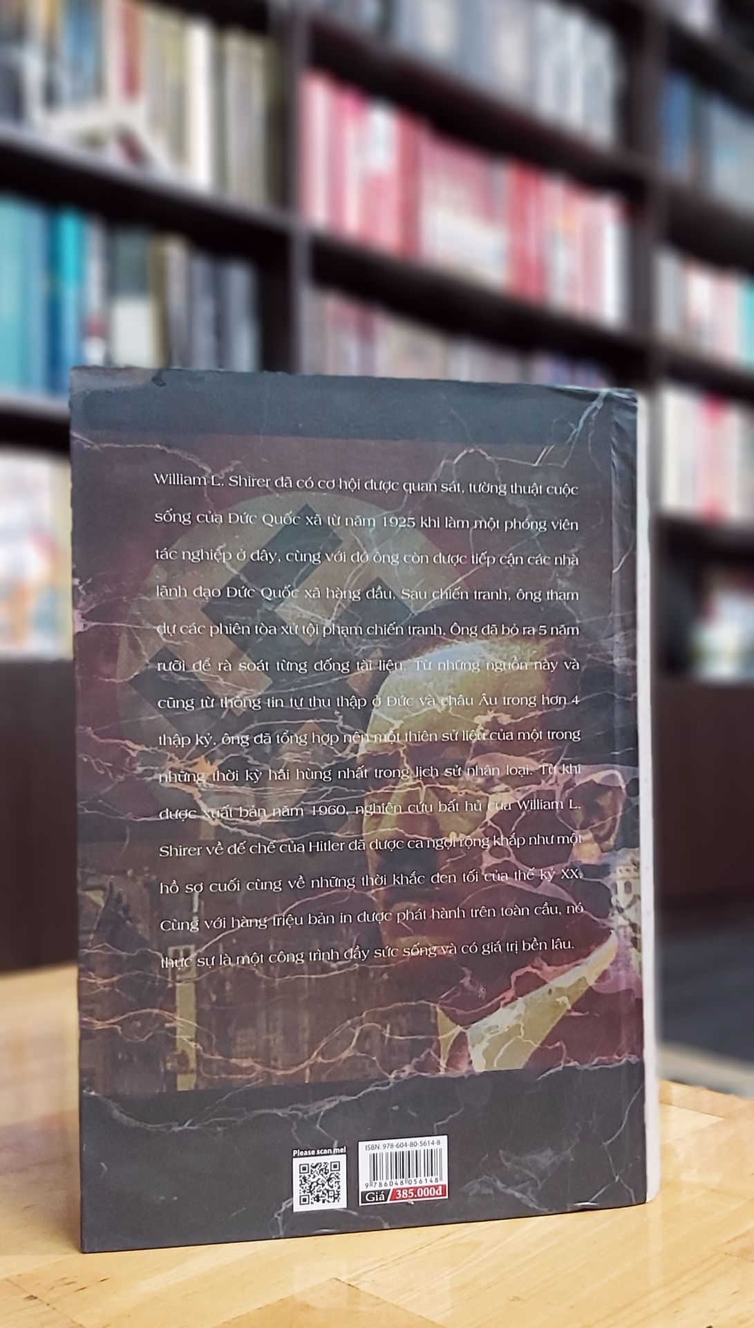 "William L. Shirer đã có cơ hội được quan sát, tường thuật cuộc sống của Đức Quốc xã từ năm 1925 khi làm một phóng viên tác nghiệp ở đây, cùng với đó ông còn được tiếp cận các nhà lãnh đạo Đức Quốc xã hàng đầu. Sau chiến tranh, ông tham dự các phiên tòa xử tội phạm chiến tranh. Ông đã bỏ ra 5 năm rưỡi để rà soát từng đống tài liệu. Từ những nguồn này và cũng từ thông tin tự thu thập ở Đức và Châu Âu trong hơn 4 thập kỷ, ông đã tổng hợp nên một thiên sử liệu của một trong những thời kỳ hãi hùng nhất trong lịch sử nhân loại. Từ khi được xuất bản năm 1960, nghiên cứu bất hủ của William L. Shirer về để chế của Hitler đã được ca ngợi rộng khắp như một hồ sơ cuối cùng về những thời khắc đen tối của thế kỷ XX. Cùng với hàng triệu bán in được phát hành trên toàn cầu, nó sự là một Công trình đầy sức sống và có giá trị bền lâu."