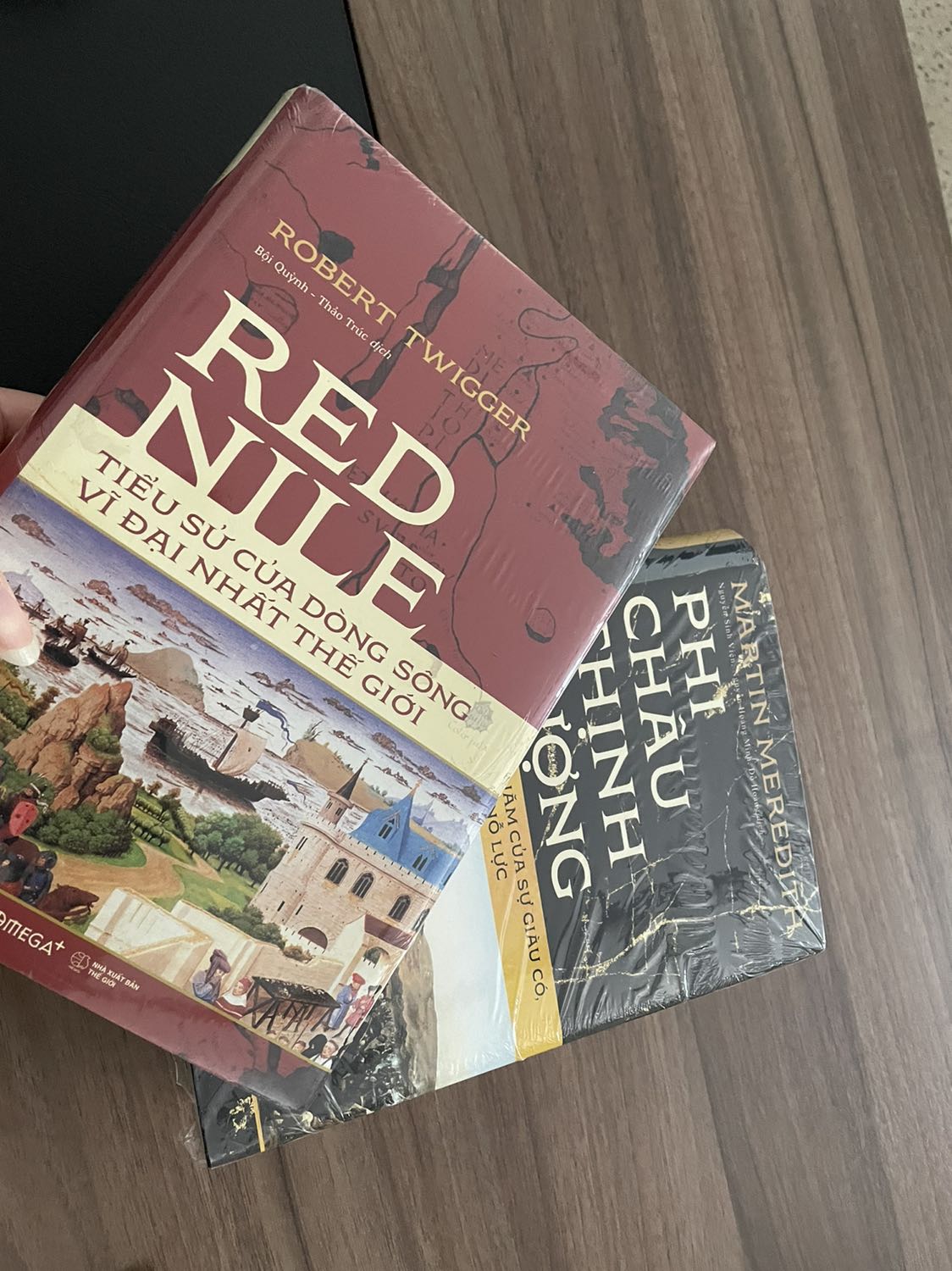 Mới mua, chưa đọc nội dung. Nhưng nghe giới thiệu thì thấy đáng mua.
Sách giao nhanh, dầy nặng, bìa cứng lại mua sale giá 481k thì phải chốt ngay.