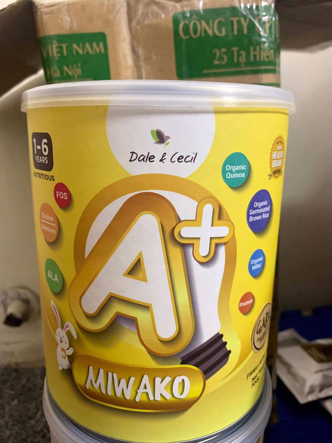 Sữa nhạt thơm dễ uống. Mình mua thử gói nhỏ cho con dùng thử mà con thích uống vèo cái hết luôn nên mới yên tâm mua hộp to. Thích nhất là loại này có gói nhỏ nên mua dự phòng vài gói đi chơi ko phải lách cách vác hộp to. 1gói pha 150ml nước nên đúng bằng 1 cữ con uống luôn. Sp tốt