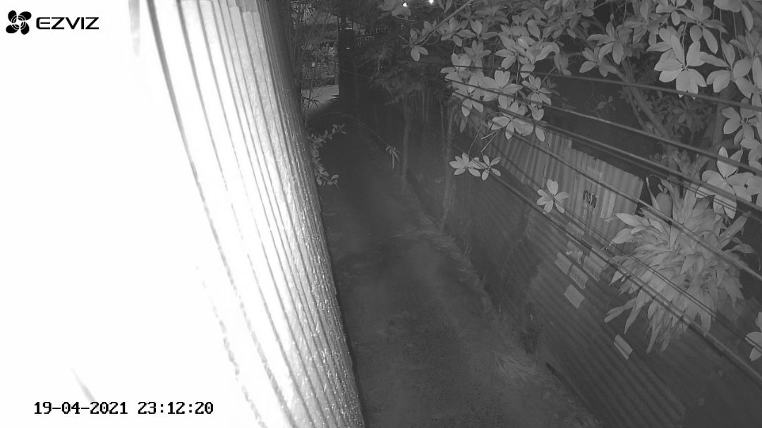 Mình mua C3W Pro, mọi thứ tốt trừ nhìn đêm và khả năng truy cập camera không ổn định.
- Để cài đặt hình ảnh mặc định (mức 6 brightness) khi nhìn đêm sẽ không thấy gì (tối thui). Phải tăng brightness lên tối đa mới thấy rõ, bù lại khi nhìn ngày hình ảnh sẽ bị cháy sáng ko nhìn được.
Không biết đây là lỗi hay tính năng nữa, thất vọng.
- Khả năng truy cập camera (cấu hình, xem video trên thẻ nhớ) không ổn định, cam hay bị offline.