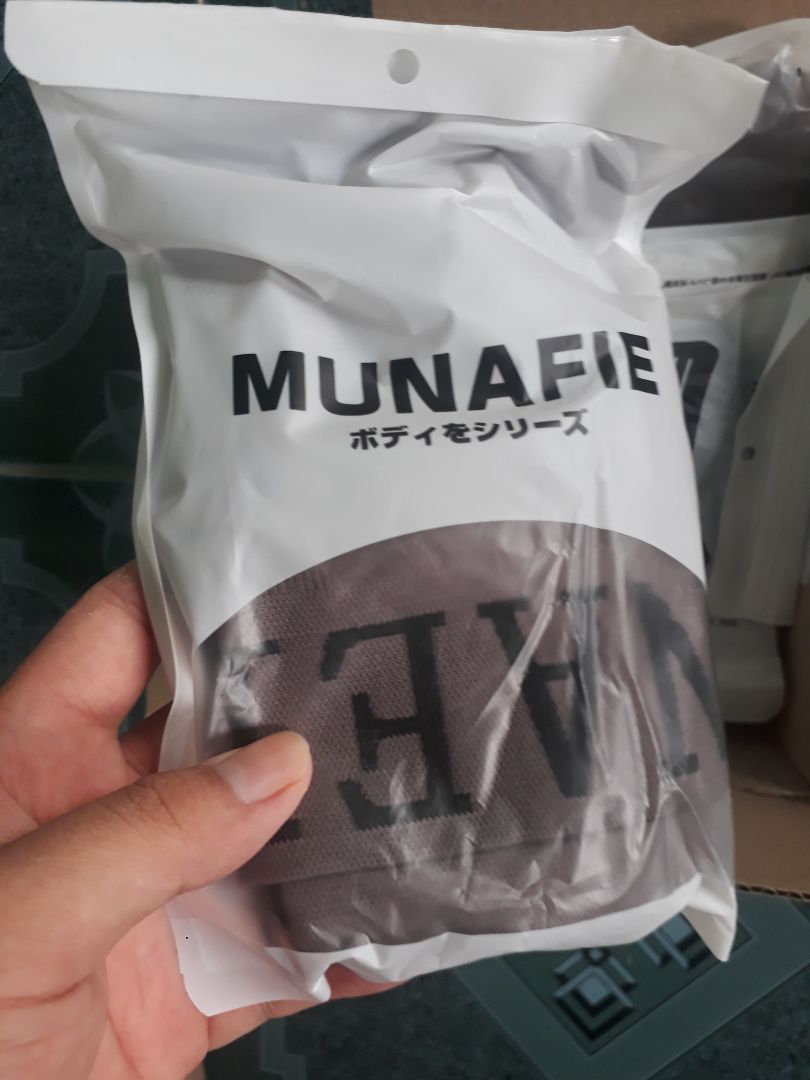 mình có thể cho 6* nếu như có. một hộp 5 sản phẩm đầy đủ màu sắc. đóng gói cẩn thận ( mỗi cái bỏ trong túi nylon riêng trông khá sang chảnh ). *** mềm, mát, không mỏng như những loại khác cùng giá. Điểm trừ là vì không có size nên sẽ phù hợp với nam trung bình ( cỡ 60kg trở lên ) người nhẹ ký hơn chắc sẽ hơi rộng. So với giá tiền thì xứng đáng 5*. thanks shop.