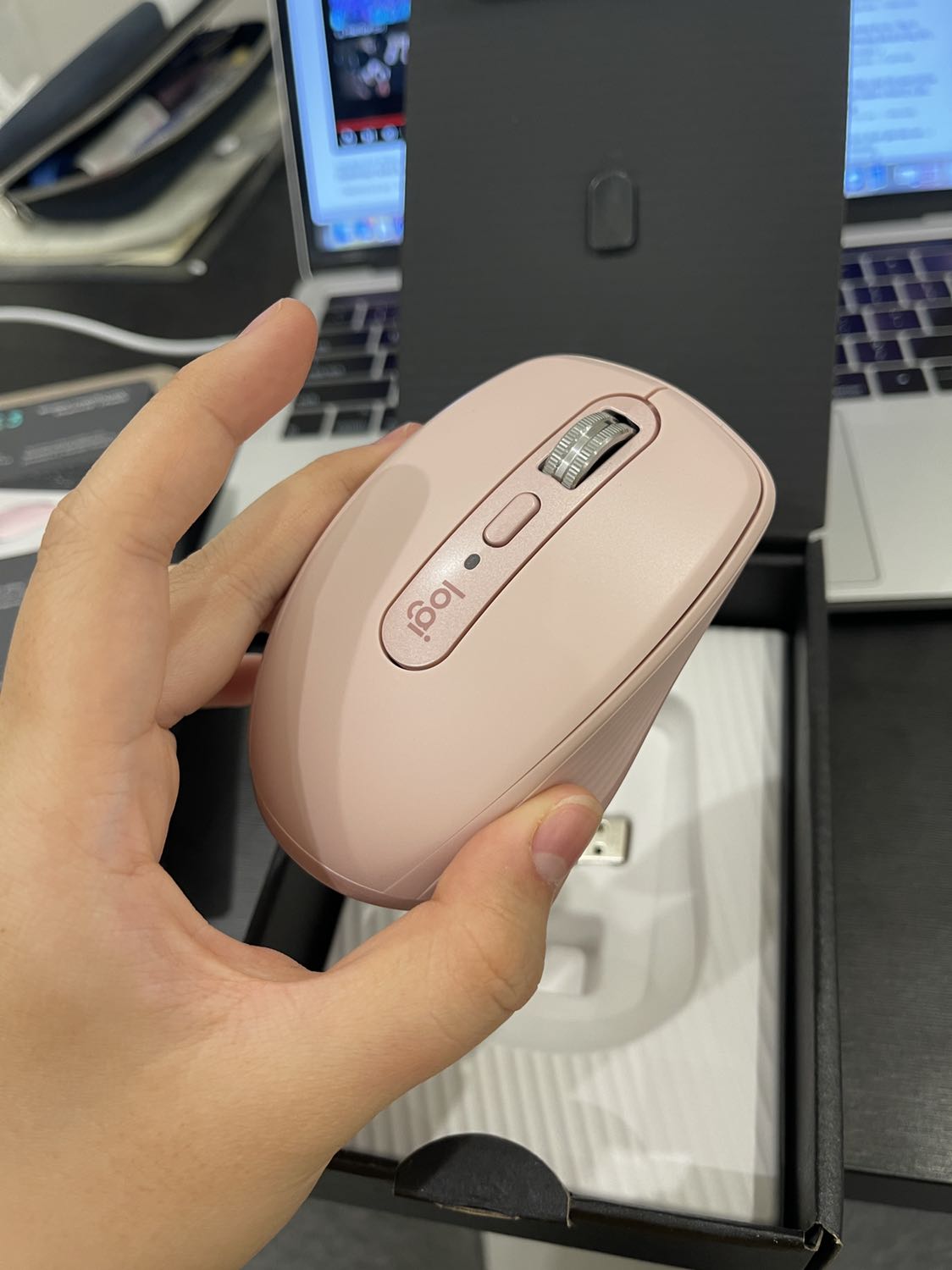 Nhận hàng rất đúng ngày, hộp ko méo mó và sp rất ok, chính hãng, đc kiểm hàng trc. Con này thì ngon ko phải bàn r, dù ko phải bản for mac (vì t thích màu hồng kkk) nhưng vẫn rất ngon, kết nối nhanh và hầu như ko có độ trễ, lăn mượt, bấm sướng nhưng ko có silent (với t thì vẫn ok). Highly recommend bé này 👍👏