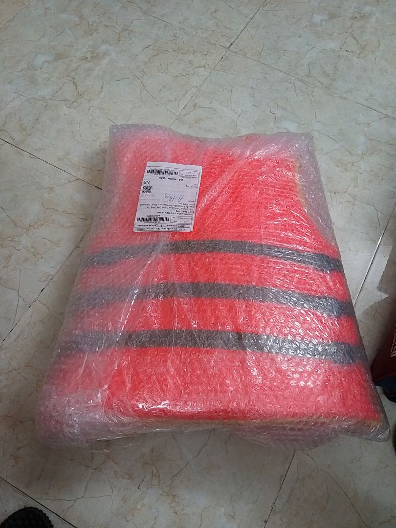 kính bơi trẻ em mà kích thước như người lớn. bé 4 tuổi ko dùng được