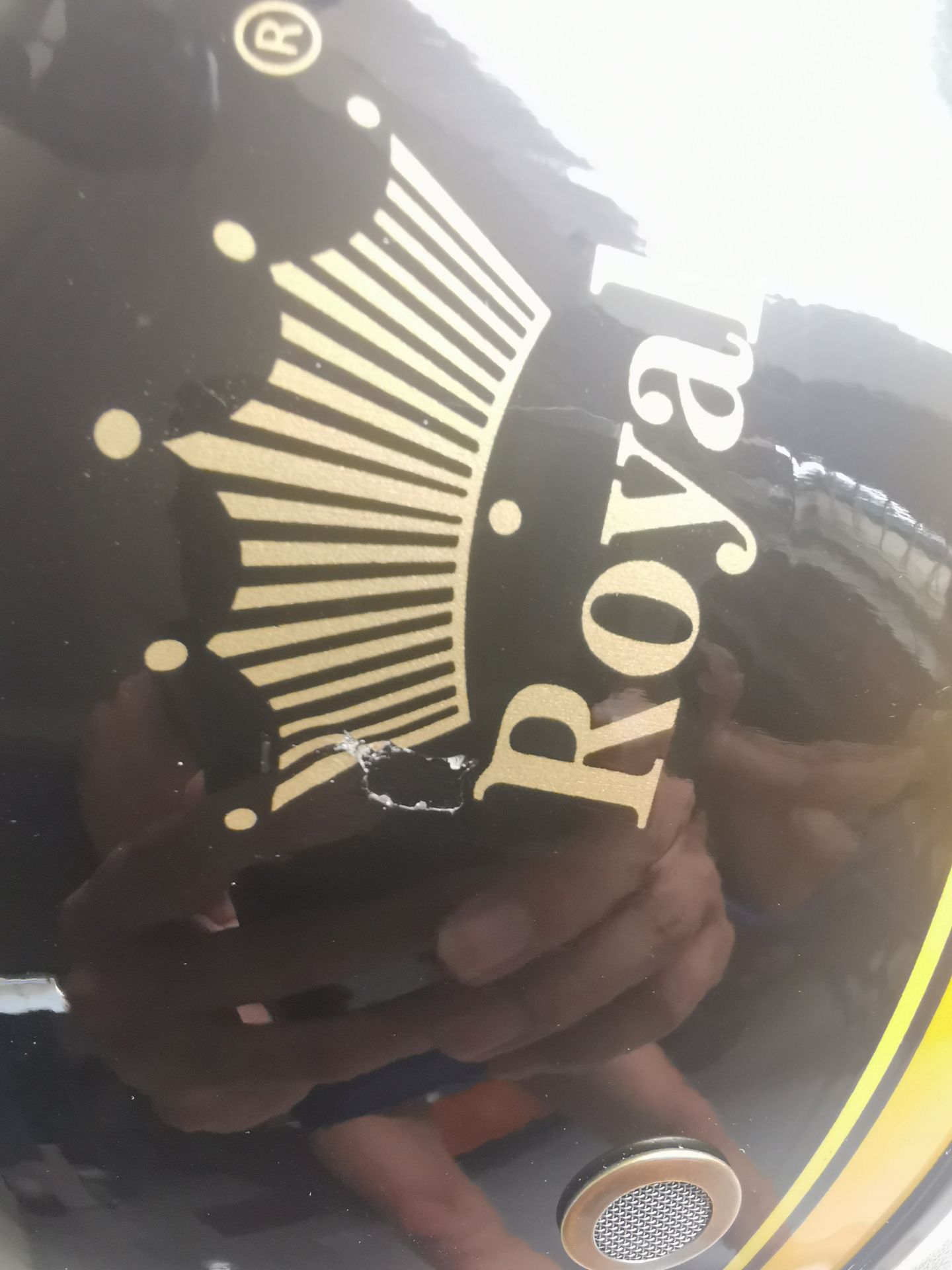 mũ bị trầy một vệt nhỏ.