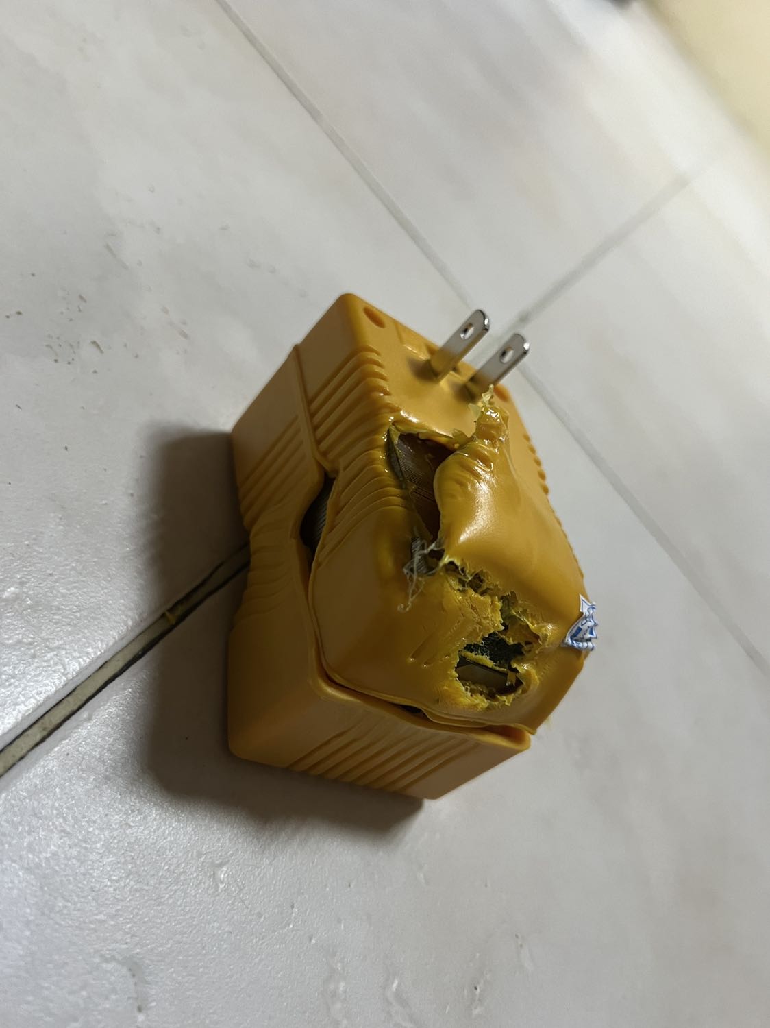 Ngày đầu tiên sử dụng cho quạt Sanyo nội địa 110 đã bị ăn đòn. May không cháy nhà