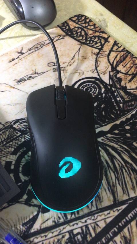 Ae nào thích chuột nặng cầm đằm tay thì xem xét lại nhé, không giống mấy con chuột thường dùng đâu, nhẹ lắm. số IDP ko quan trọng nha ( thường thì ngta dùng một tốc độ chuột- là số IDP vừa phải nên IDP cao quá cũng chả cần thiết) App chỉnh màu, tốc độ thì lên gg tìm "driver EM908"