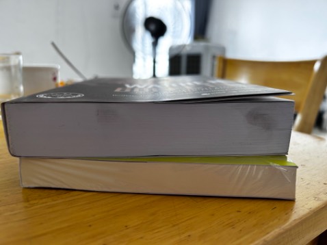 Mua mới một cuốn sách dày hơn 600 trang, háo hức nhận sách thì sách *** vì người bán chưa thật sự cẩn thận để sách được đúng chất mới như một số nhà bán hàng khác đã làm. Mình yêu sách, nâng niu nó nhưng chưa kịp nâng niu thì nó đã bị mất thẩm mỹ rồi. Chán sờ nản