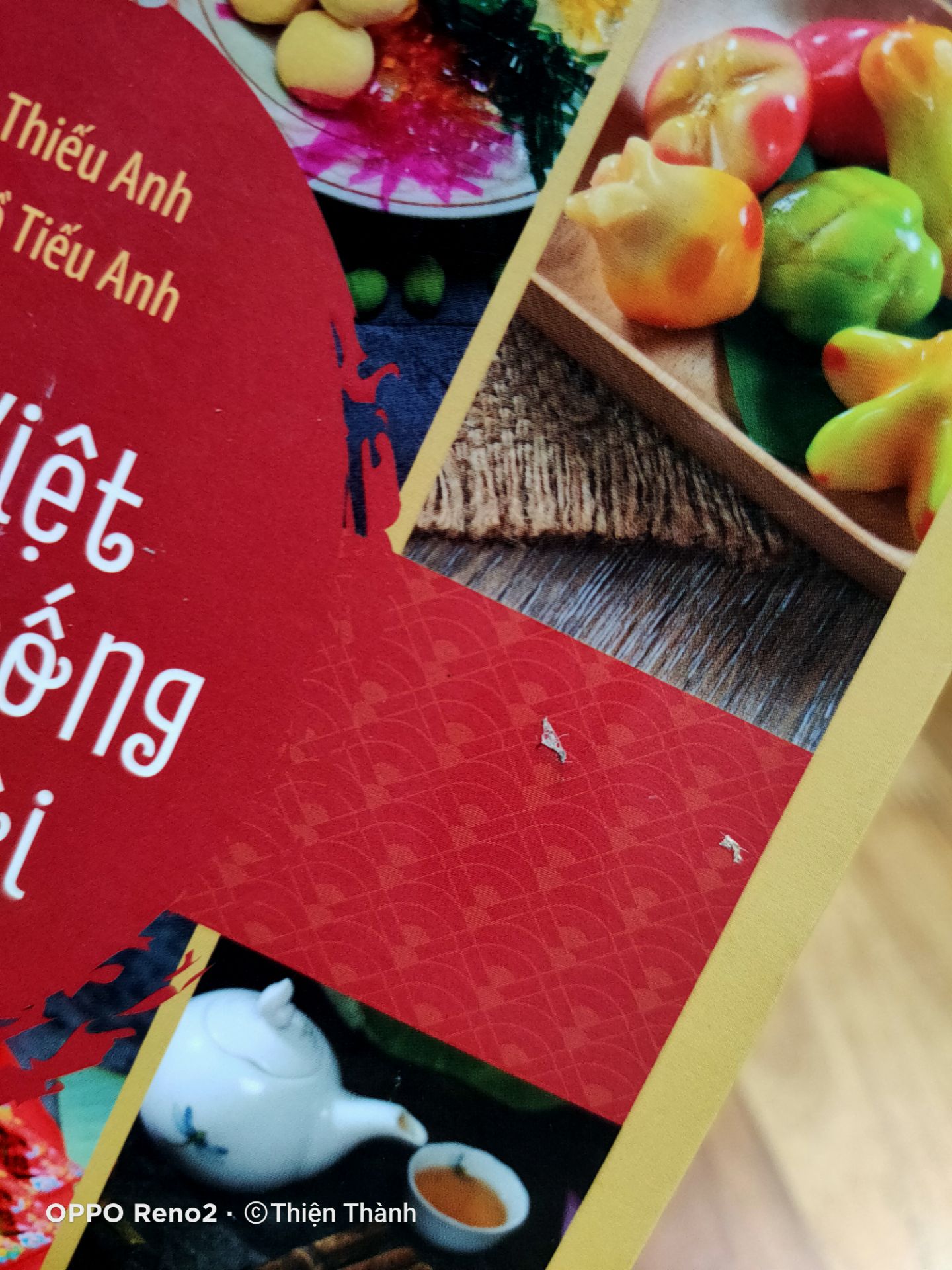 Đóng gói ẩu tả, chỉ có 1 cái hợp bên ngoài, sách bên trong không được bao bì kỹ lưỡng nên nhận về bìa sách trầy trụa bông trốc y như sách cũ. mong shop làm việc cẩn thận hơn trong khâu đóng gói hàng hóa.