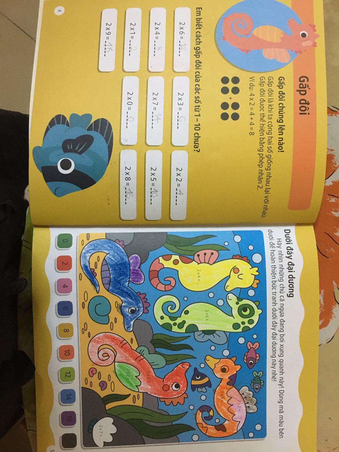 Sách như hình, phù hợp cho các bé lớp 1-2 mới tập làm quen với toán nhân, chia, màu sắc đẹp, nội dung từ dễ đến khó nên các bé có thể vừa tự học toán và chơi tô màu.
Mình mua đc giá km rẻ hơn giá bìa và mua tại nhà sách nên rất thích