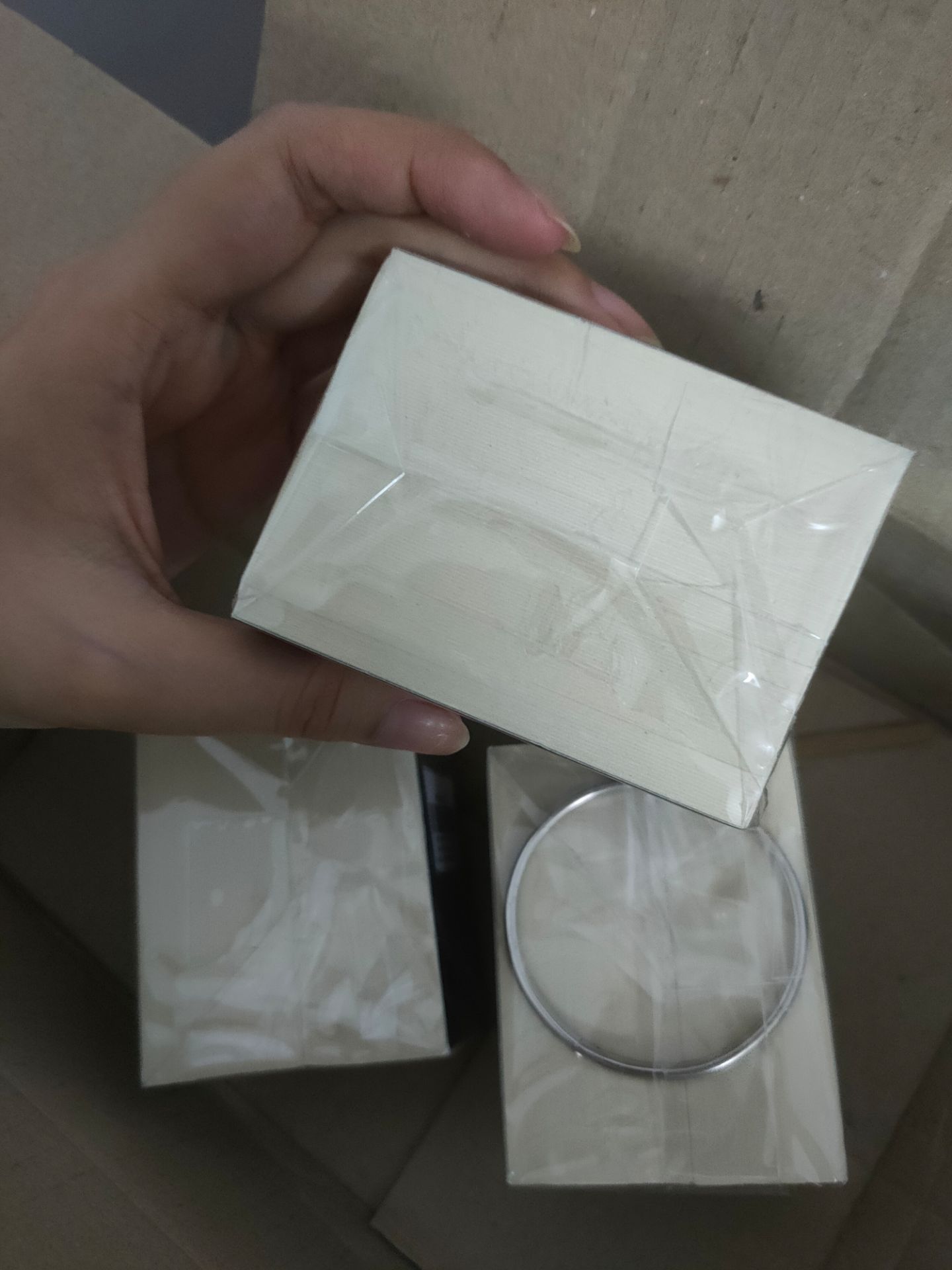 tiki giao hàng rất nhanh, đóng gói cẩn thận. 12k/bộ mà rất dày, giấy loan màu ổn, mình k đếm nên không biết đủ 100 tờ k. tóm lại rất ok