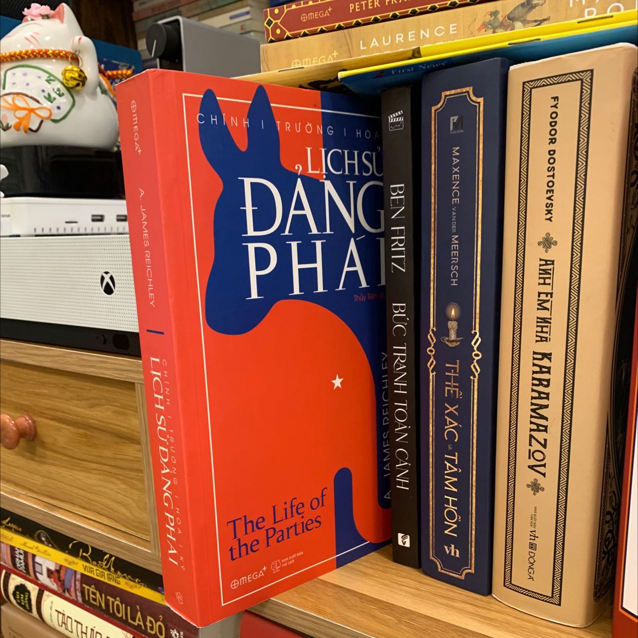 Đọc xong quyển này sẽ hiểu rất rõ về cuộc xung đột và tranh chấp giữa các đảng nội nộ Hoa Kỳ, đặc biệt 2 đảng mạnh nhất hiện thời là Cộng Hoà và Dân Chủ. Cái gì cũng có mặt tối và sáng. Cám ơn tiki đã giao hàng nhanh