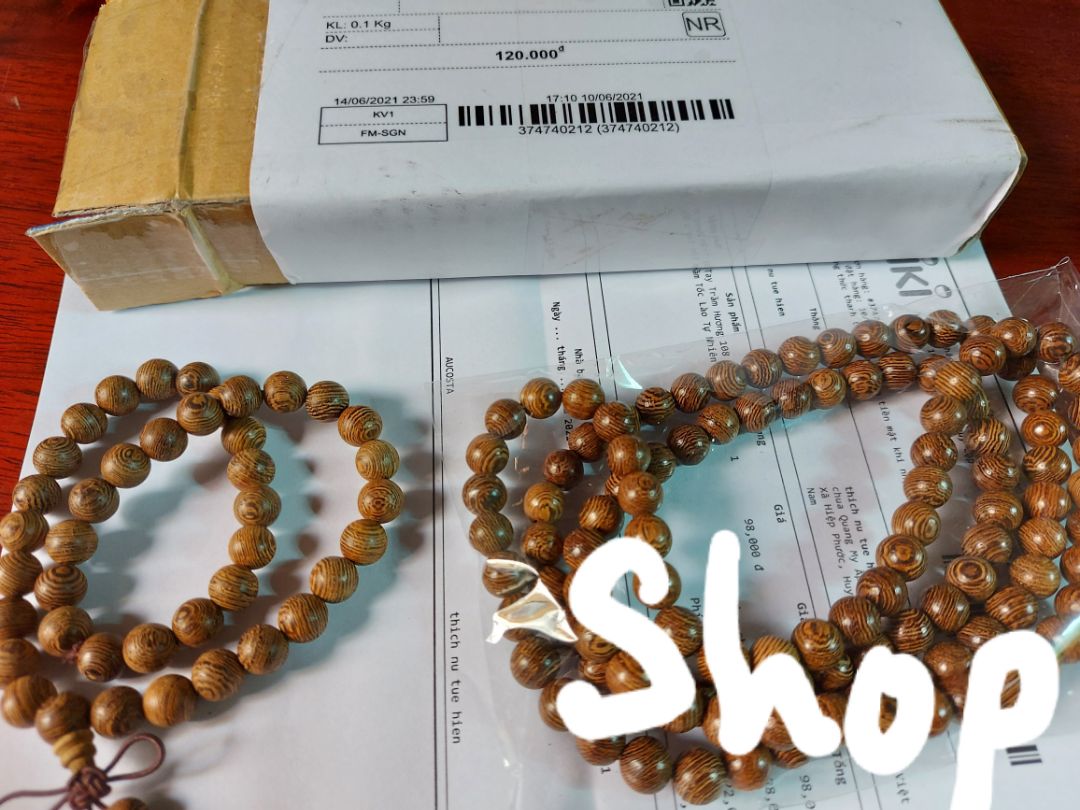 k phải trầm 98k +ship = 120k. chỉ có mùi gổ giống hàng chợ bán 25k .giao hàng k có hộp đựng như shop khác chỉ bỏ bao nilon gói bằng hộp giấy cactong. ? k phải trầm 98k +ship = 120k. chỉ có mùi gổ giống hàng chợ bán 25k .giao hàng k có hộp đựng như shop khác chỉ bỏ bao nilon gói bằng hộp giấy cactong. ?
