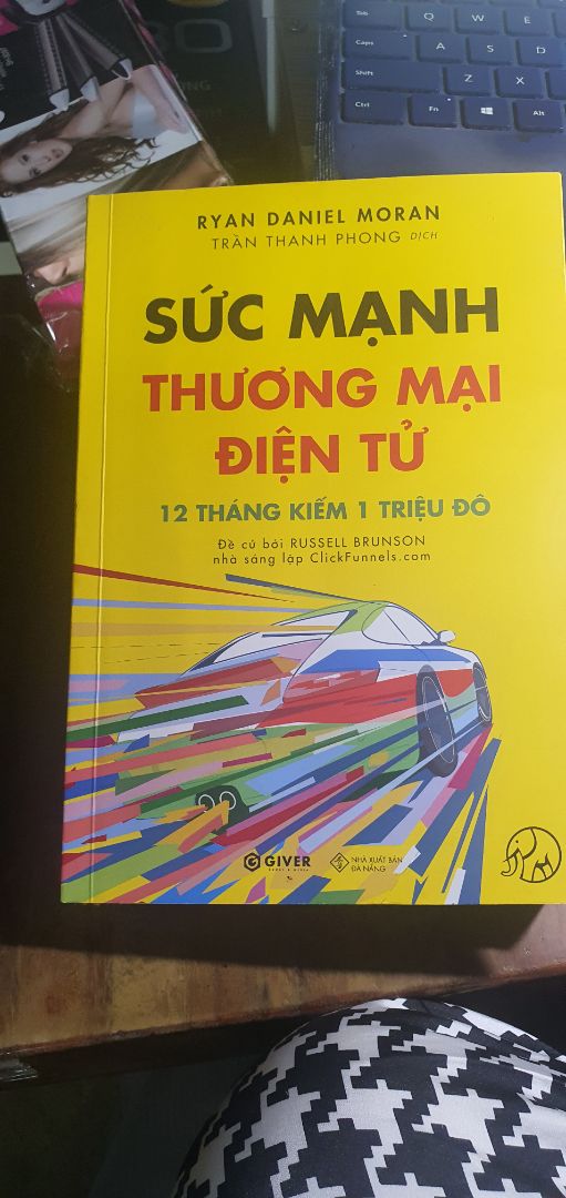 Cuốn sách quá hay về tư duy, cách làm trong TMĐT. 
Bất kể người nào làm tmđt đều nên đọc để học đc tư duy từ 1 nhà bán hàng rất thành công ở AMAZON