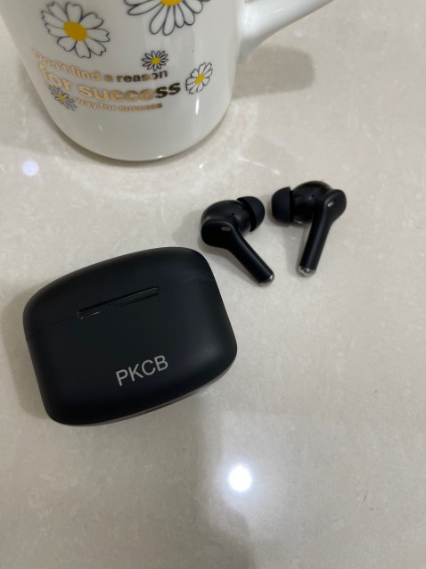 Tai nghe xinh cực kì luôn, tai mình hơi nhỏ, shop có cho kèm nút để thay rất ưng luôn, đeo thoải mái, nghe lâu không nhức đầu luôn, nghe 3,4 tiếng vẫn thoải mái cực, pin cũng lâu, ưng nhất là rất dễ dùng dễ kết nối, mình hơi gà công nghệ mà mở ra là dùng được luôn không cần hỏi ai cả, shop rất uy tín