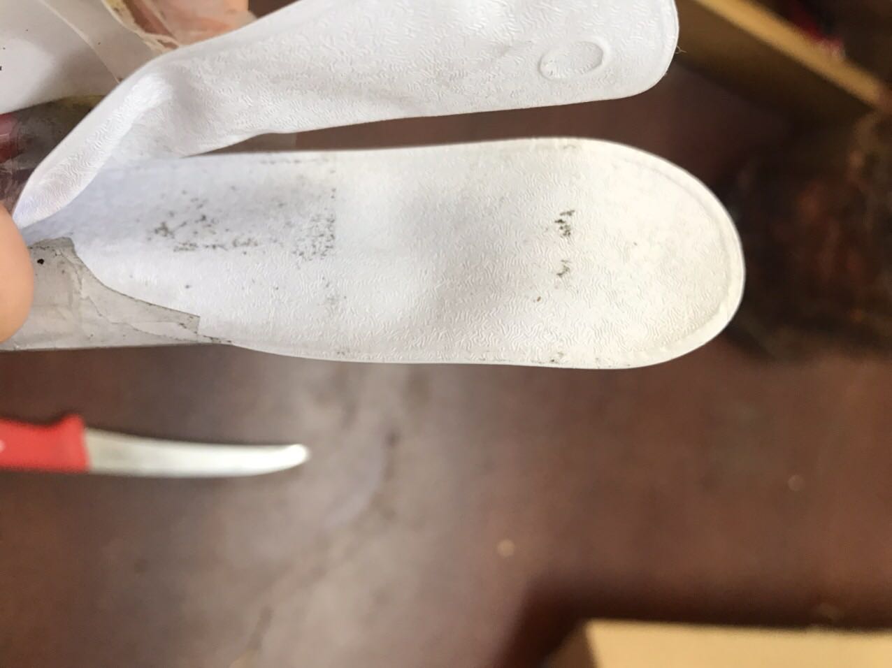 Vừa mới nhận hàng, dao như vầy mà cũng bán được, rỉ sét, cong móp đầu lưỡi, yêu cầu Tiki nói shop đổi lại hàng mới cho mình. Tks