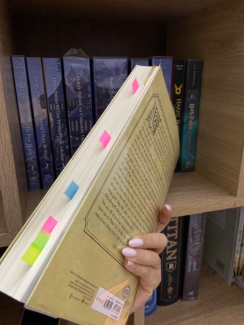 Cuốn hút vô cùng luôn. Giọng văn súc tích gãy gọn, có những lúc mình trầm trồ vì sự thông minh, những tư tưởng cấp tiến so với thời đại của người Mông Cổ vô cùng, đặc biệt là TCTH. Lúc khác lại trầm lắng và hoang hoải vì tiếc nuối cho sự suy tàn của một đế chế to lớn trải dài từ Á sang Âu này. 
Tuy nhiên nội dung k quá nhiều nên nếu muốn tìm hiểu kỹ hơn về Mông Cổ, mình nghĩ cần đọc thêm nhiều cuốn sách khác. 
Tiki đóng gói rất chỉn chu, mua Tiki trading nên có thêm dv bookcare 👍🏻👍🏻