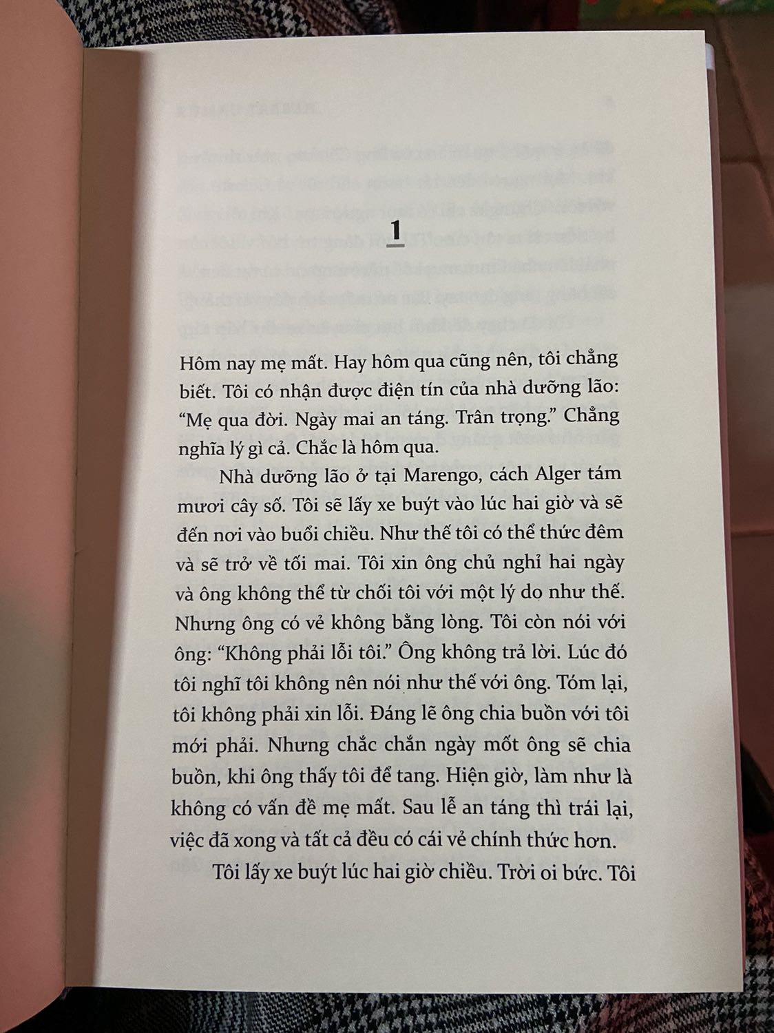 tiki giao hàng nhanh, sách ko vấn đề gì, sách đẹp giấy xịn ok nhưng phần tệ nhất là giọng văn của dịch giả. dùng từ ngữ khó hiểu, ngắt câu ngắn ngủn, câu cú đọc chả hiểu gì nói chung nếu ko muốn rước bực vào người như mình thì đừng mua.