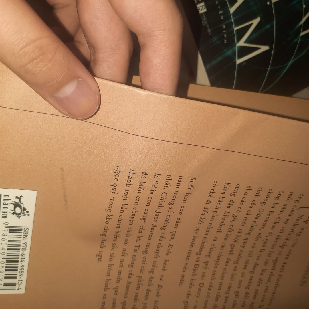 Dịch vụ của tiki quá tệ. Mình nghĩ là chờ lâu nhưng nếu chất lượng sách tốt thì vẫn ổn thôi. Nhưng tiki gửi hàng mà không hề có bọc chống xóc, gói hàng ẩu tả kiểu chỉ quăng sách vào hộp rồi dán lại í, khi hàng về tới tay mình thì hộp đã móp méo hết cả. Một trong hai quyển của mình là bìa mềm nên sách cong queo hết :D ở đây không chụp rõ được nhưng bên ngoài nhìn ứa gan lắm. Sẽ không có lần sau mua ở tiki nữa, biết thế này thì lên web Nhã Nam mua cho rồi