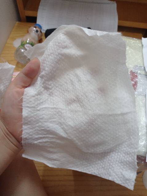 Chất liệu rất mềm mịn, dày dặn, nặng cuộn to gấp đôi loại hồng của trung quốc
Nguồn gốc rõ ràng
Không mùi, không xơ
Tiện dụng lắm. Giá cao hơn loại trung hồng chút nhưng chất lượng gấp đôi, nên mua nhé